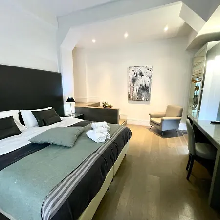 לינה וארוחת בוקר Athena Luxury